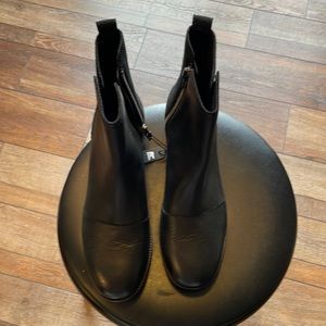 Black Sorel leather boots! Never worn. Still has tag!